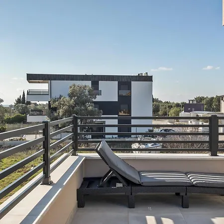 M With Private Pool *