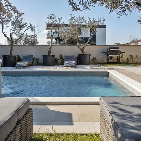 M With Private Pool *