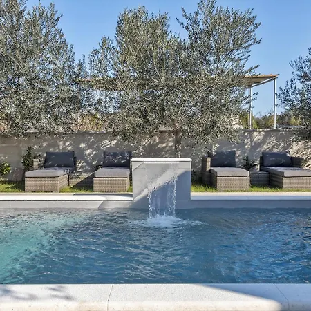 M With Private Pool *